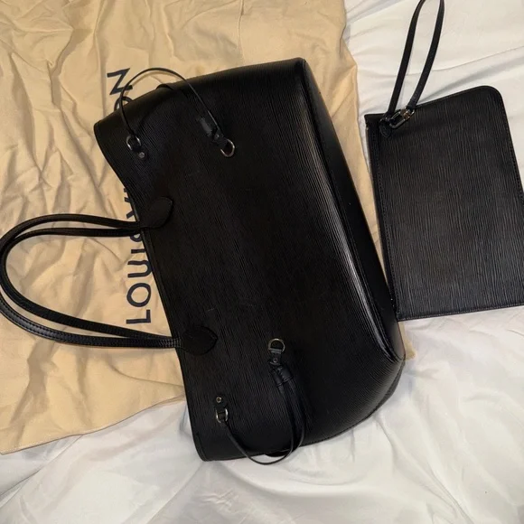 Louis Vuitton Elegant Black Tote Bag - Picture 2 of 8